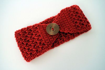 Classic Button Holiday Headband - The design of this crochet headband are perfect for the holiday season. It's elegant and dainty, and the button completes the pattern beautifully. Crochet Ear Warmer Pattern, Crochet Headband Free, Easy Crochet Headbands, Crochet Headband Pattern Free, Crochet Headband Pattern, Crochet Ear Warmer, Headband Pattern, Crochet Headband, Crochet Beanie