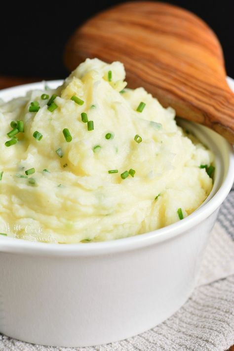 White Cheddar and Chive Creamy Mashed Potatoes. from willcookforsmiles.com #mashedpotatoes Pressure Cooker Mashed Potatoes, Ranch Mashed Potatoes, Garlic Parmesan Mashed Potatoes, Instant Pot Mashed Potatoes, Parmesan Mashed Potatoes, Butter Mashed Potatoes, Mashed Cauliflower Recipe, Easy Mashed Potatoes, Making Mashed Potatoes