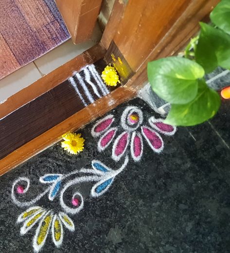 Doorstep Rangoli Border, Lakshmi Rangoli, Doorstep Rangoli, Door Rangoli, Border Kolam, Unique Rangoli, Suncatcher Diy, Border Rangoli, Very Easy Rangoli Designs