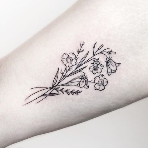 50 Small and Delicate Floral Tattoo Ideas Wildflowers Tattoo, Tattoo Side, Delicate Flower Tattoo, Flower Bouquet Tattoo, Bouquet Tattoo, Wildflower Tattoo, Shape Tattoo, Small Flower Tattoos, Inspiration Tattoos