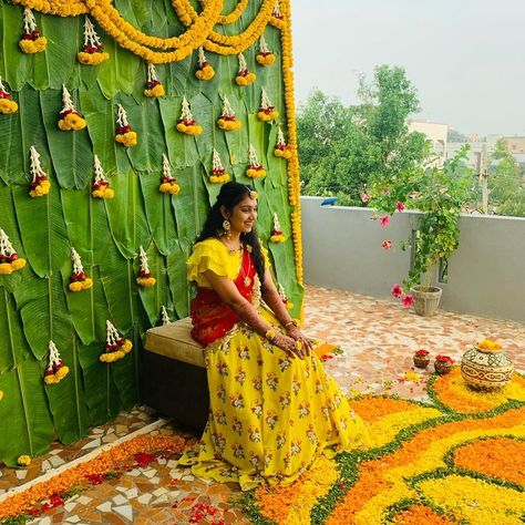 Haldi Shastra Decoration, Haldi Ceremony Simple Decorations, Haladi Shastra Decoration Indian, Haldi Function Decoration At Home Diy, Nalangu Decoration At Home, Half Saree Function Decoration Ideas Simple At Home, Nallungu Deco, Haladi Shastra Decoration, Traditional Tamil Wedding Decor