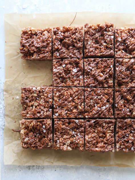 Crispy rice cereal bars packed full of Nutella! It was one of those chilly afternoons where the boys and I were watching a movie and we needed a sweet treat. I reached into the pantry for a bag of marshmallows and an almost forgotten half-bag of crispy rice cereal for our favorite on-the-spot krispie treats, … Nutella Rice Krispie Treats, Nutella Snacks, Completely Delicious, Rice Recipes For Dinner, Drink Inspiration, Crispy Rice, Cereal Bars, Chocolate Hazelnut Spread, Fall Entertaining