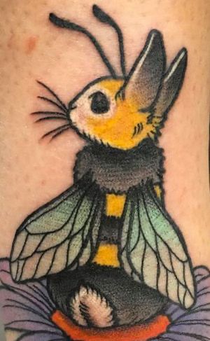 Funny Tattoo Designs, Tattoo Bee, Goth Tattoos, Interesting Tattoos, Funny Tattoo, Bug Tattoo, Wonderland Tattoo, Be Serious, Flash Tattoo Designs