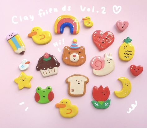 Clay Pins Diy, Clay Magnets Diy, Clay Magnet Ideas, Clay Friends, Magnets Diy, Clay Idea, Ceramic Charms, Clay Pins, Magnet Ideas