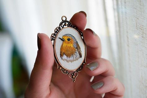 Miniature Embroidery Patterns, Robin Necklace, Embroidery Pins, Embroider Ideas, Hand Embroidered Jewelry, European Robin, Mini Embroidery, Miniature Embroidery, Embroidered Necklace