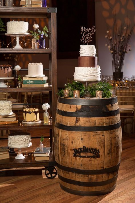 Barrel Wedding Cake, Wine Barrel Cake, Desserts Photos, Western Wedding Cakes, Wine Barrel Wedding, Vintage Pasta, Whiskey Barrel Wedding, Whiskey Wedding, Barrel Cake