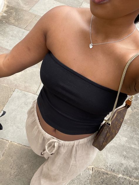 Tube Top Baggy Pants, Tube Top Summer Outfits, Black Tube Top Outfit Aesthetic, Black Tube Top Outfit Summer, Bandeau Top Outfits Summer, Black Bandeau Top Outfit, Black Bandeau Outfit, Tube Outfit Ideas, Tube Top Outfit Aesthetic