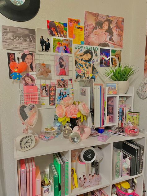 #kpop #kpoproomdecor #bts #redvelvet #twice #shinee #room #kpoproom #btsroomdecor #kpopshelfs Kpop Decor Room Aesthetic, Twice Room Ideas, Kpop Aesthetic Room Decor, Pastel Kpop Room, K Pop Themed Room, Cute Kpop Room Ideas, Kpop Dorm Room Ideas, Twice Bedroom, Kpop Rooms Ideas