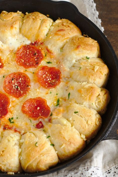 Garlic Bread Pizza Dip, Pretzel Beer Cheese Dip, Easy Garlic Bread, Pizza Dip Recipes, Pepperoni Pizza Dip, Pull Apart Garlic Bread, Garlic Bread Pizza, Garlic Pizza, Pizza Dip