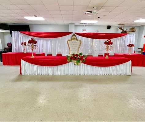 Quince Venues Red And Gold, Quinceañera Decorations Ideas Red, Main Table Quinceanera Red And Gold, Red And Silver Quinceanera Ideas, Red And White Quinceanera Theme, Quinceanera Red Theme, Main Table Quinceanera, Red Quinceanera Theme, Red And Gold Quince