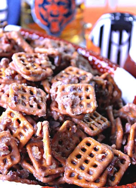 Cinnamon Praline Pretzels are simply the most addicting sweet and salty snacks that are perfect for munching and crunching! #snacks #sweetsaltysnacks #pretzelsnacks #pralines #nuts #tailgatingsnacks #pecans #partysnacks #bestsnacks #munchies #cinnamon #fallsnacks #kudoskitchenrecipes Snap Pretzel Recipes, Praline Pretzels, Snaps Pretzels, Pretzel Snaps, Sweet And Salty Snacks, Salty Sweet Snacks, Pretzel Snacks, Fall Snacks, Pretzels Recipe