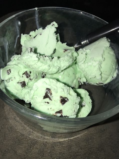 Mint Choco Ice Cream Aesthetic, Mintchoco Ice Cream, Ice Cream Mint Choco, Mint Chocolate Chip Ice Cream Aesthetic, Mint Choco, Mint Chip Ice Cream, Burfi Recipe, Mint Chocolate Chip Ice Cream, Mint Ice Cream