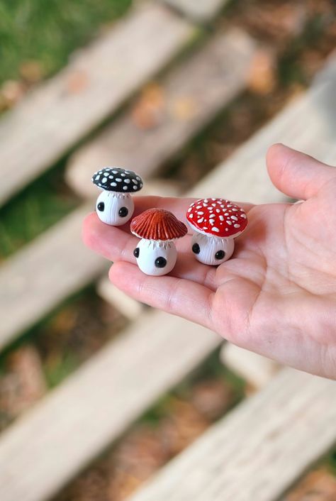 Small mushroom figurines with big black eyes in the palm of a hand Clay Crafts Figures, Mushrooms Out Of Clay, Clay Mushroom Ideas, Small Clay Figures Ideas, Polymer Clay Designs Ideas, Mushroom Clay Ideas, Easy Clay Ideas Mushroom, Small Clay Trinkets, Clay Creation Ideas