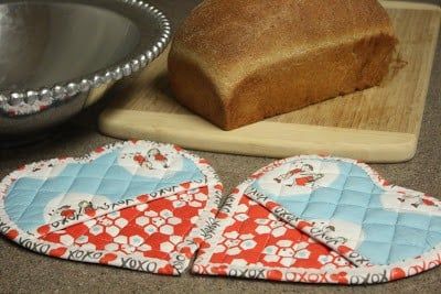 Heart Potholder, Valentine Sewing, Hot Pads Tutorial, Kitchen Sewing, Quilt Heart, Potluck Ideas, Chicken Quilt, Quilted Potholders, Patterns Fabric