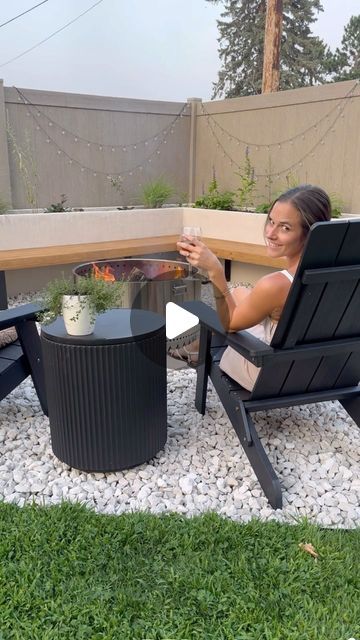 Melissa Woods - DIY & Design on Instagram: "What a journey this has been! All details in my highlight “firepit” and don’t forget to hit follow if you want to see more badass home improvement projects. 💪 

#diyfirepit #concretegarden #diylandscaping #moderndesignfurniture #modernlandscaping #girlswhobuild #diygirl" Corner Fire Pit Ideas, Firepits Backyard Diy, Outdoor Ideas Backyard, Firepits Backyard Ideas, Fire Pit Landscaping Ideas, Outdoor Yard Ideas, Backyard Spa, Outdoor Fire Pit Area, Gardening Indoors