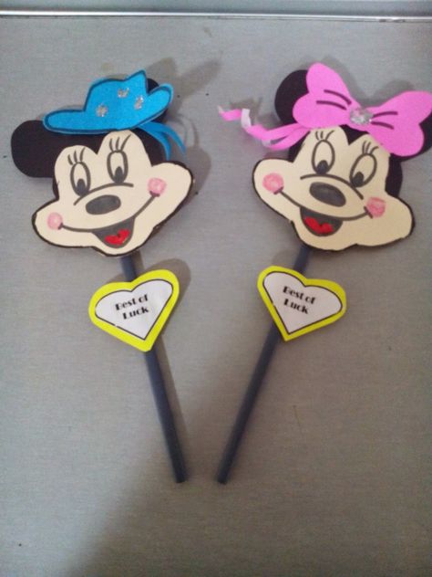 Art ,Craft ideas and bulletin boards for elementary schools: Take away gifts | Minnie & Mickey mouse Bulletin Boards For Elementary, Creative Ideas For Kids, Mickey Mouse Crafts, Mickey Mouse Gifts, Art Craft Ideas, Ideas For Kindergarten, Games For Kids Classroom, Elephant Crafts, Mouse Crafts