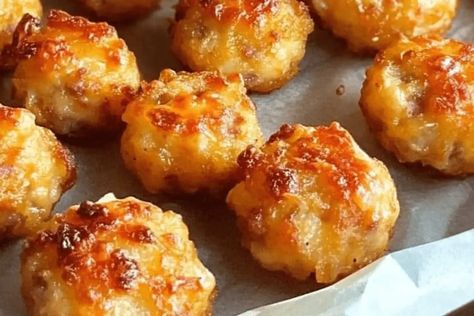 Try these crispy hashbrown & sausage bites! Perfect for breakfast or parties, they’re easy to make and packed with delicious flavor. Hash Brown Bites Recipe, Hashbrown Sausage Balls, Crispy Hash Brown And Sausage Bites, Leftover Breakfast Sausage Recipes, Hashbrown Sausage Bites, Crispy Hashbrowns And Sausage Bites, Crispy Hashbrown Sausage Bites, Hashbrown Bites, Sausage Bites