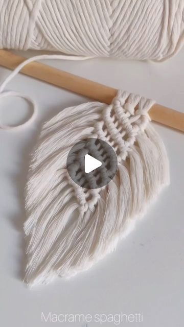 Macrame Leaves Tutorial How To Make, How To Make Macrame Feathers, Macrame Feathers Diy, Macrame Leaves Tutorial, Macrame Leaf Tutorial, Macrame Pillow Cover Diy, Fall Centerpieces Diy, Home Crochet, Macrame Inspiration