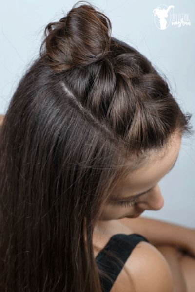 Easy Half Braid Hairstyle Tutorial – Video Hairstyle Tutorial #braidstutorial Braided Hairstyle Tutorial Videos, Half Braided Hairstyles, Half Braid, Fast Hairstyles, Dark Brown Hair Color, Braid Hair, Penteado Cabelo Curto, Festival Hair, Easy Braids