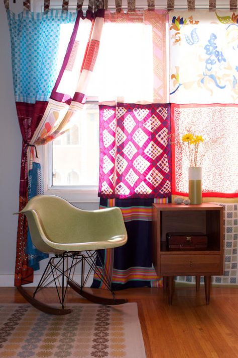 Six Ways to Use Scarves: love their ideas to use scarves for a make-shift room divider, curtains or headboard. A great way to cheaply add color and texture to a college dorm space. Cortina Boho, Scarf Curtains, Diy Drapes, Rideaux Boho, Cortinas Boho, Diy Window Treatments, Diy Boho Decor, Diy Pom Pom, Fabulous Diy