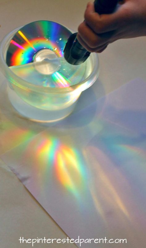 Make a rainbows using a CD and a flashlight or sunlight. Simple science fun for preschoolers and kids Vetenskapliga Experiment, Rainbow Experiment, Rainbow Activities, Pola Kotak, Penanda Buku, مشروعات العلوم, Kid Science, Simple Science, Kid Experiments