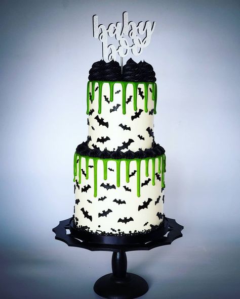 Gothic Baby Shower Cake, Halloween Baby Shower Cakes For Boys, Spooky Baby Shower Cake, Bat Baby Shower Ideas, Halloween Gender Reveal Cake, Goth Baby Shower Ideas, Spooky Baby Shower Ideas, Halloween Baby Shower Cake, Halloween Shower Ideas