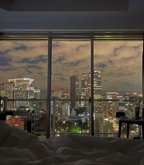 Bedroom Apartment Aesthetic, New York Apartment Aesthetic, Nyc Apartment Aesthetic, Chill Apartment Vibes, Chill Apartment, City View Night, Decorating Apartment, City View Apartment, Apartment Vibes