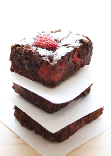 Chocolate Raspberry Brownies {traditional and gluten free recipes} Choc Brownies, Raspberry Brownie, Chocolate Raspberry Brownies, Brownie Fudge, Brownies Gluten Free, Raspberry Brownies, Kitchen Dark, Simple Desserts, Dark Chocolate Brownies