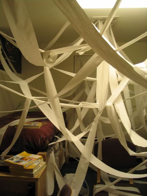 Hahaha Funny Birthday Pranks, Senior Year Pranks, High School Pranks, Work Pranks, Birthday Pranks, Christmas Pranks, Prank Ideas, School Pranks, Christmas Eve Party