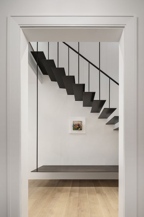 The Stunning Revival of a NYC Townhouse by O'Neill Rose Architects Stairway Architecture, Minimalist Entryway, Fun Interior, Nyc Townhouse, Townhouse Exterior, Staircase Runner, Zen House, Stairway Design, Floating Stairs