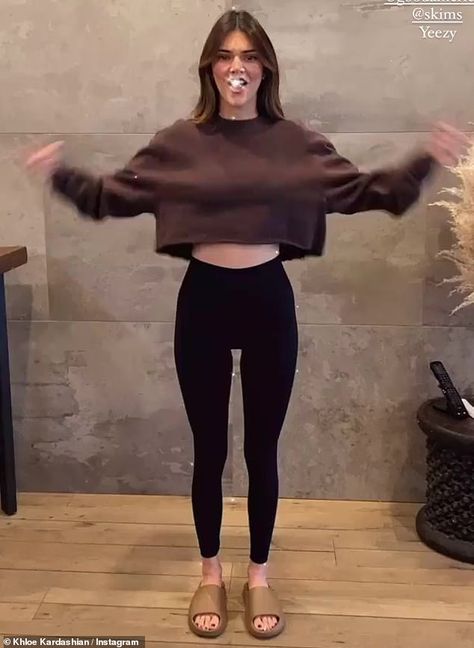 Kendall Fashion, Yeezy Slides Outfit, Snapchat Makeup, Kendal Jenner, Slides Outfit, Girl Emoji, Yeezy Slides, Brown Sweatshirt, Jeans Outfit Women