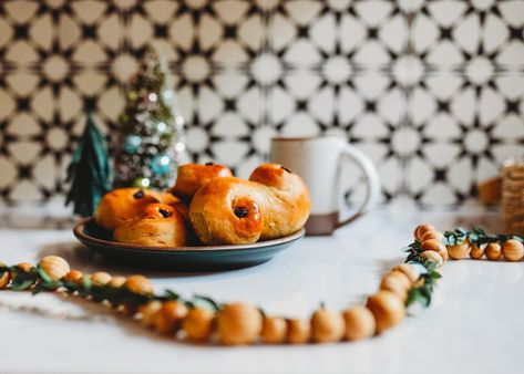 Celebrate Santa Lucia Day with a traditional verse and easy recipe for St. Lucia buns. Kindergarten Snacks, Santa Lucia Day, St Lucia Day, Parenting Support, Scandinavian Holidays, Waldorf Education, Festival Of Lights, Baking With Kids, Santa Lucia