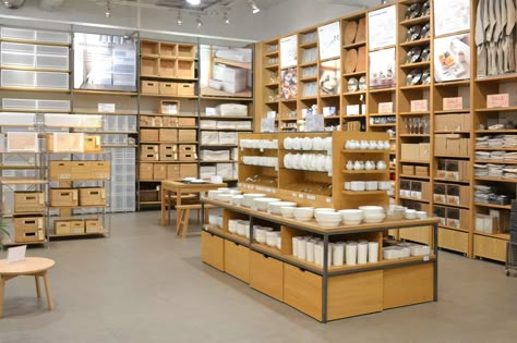 Muji Store Design, Muji Shop, Display Rack Ideas, Muji Store, Gift Shop Displays, Muji Home, Flower Shop Design, Ceramic Store, Retail Store Interior Design