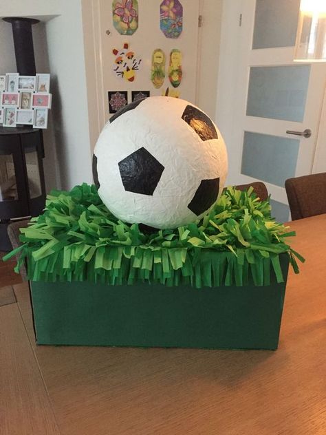 Voetbal surprise maken Soccer Banquet Ideas, Sports Banquet Centerpieces, Soccer Centerpieces, Soccer Party Decorations, Birthday Present Diy, Soccer Banquet, Banquet Centerpieces, Kid Surprise, Sports Banquet