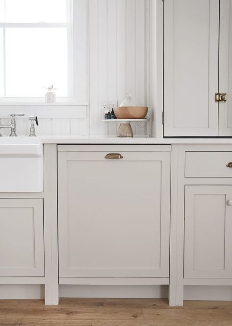 Turn your regular dishwasher into a panel dishwasher with this simple DIY, just requires 3 things! #diy #dishwasher #dishwasherpanel Dishwasher Cabinet, Dishwasher Panel, Wood Cabinet Knobs, Dishwasher Cover, Cabinet Fronts, Cabinet Paint Colors, Wall Trim, Beige Walls, Door Panel