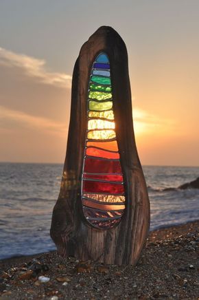 Glass Art Garden Sculptures ~ Louise Durham does beautiful work – stained glass sculptures with found wood. Stained Glass Sculpture, Tre Kunst, L'art Du Vitrail, زجاج ملون, Mosaic Stained, Stained Glass Crafts, Stained Glass Projects, Driftwood Art, Stained Glass Window