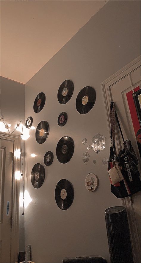 Vynal Record Wall Decor Aesthetic, Vinyl Dorm Decor, Vinyl Wall Decor Ideas, Vynil Room Aesthetic, Vinyl Record Wall Decor Bedroom, Vinyl Records On Wall Aesthetic, Vynil Record Wall Decor Ideas, Fake Vinyl Records, Vynil Record Aesthetic