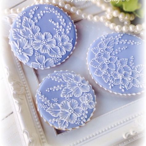 Brushed Embroidery Cookies, Brush Embroidery Cookies, Fancy Cookies Decorated, Frosted Cookies Designs, Royal Icing Lace, Mud Painting, Christmas Cookie Frosting, Elegant Cookies, Floral Cookies