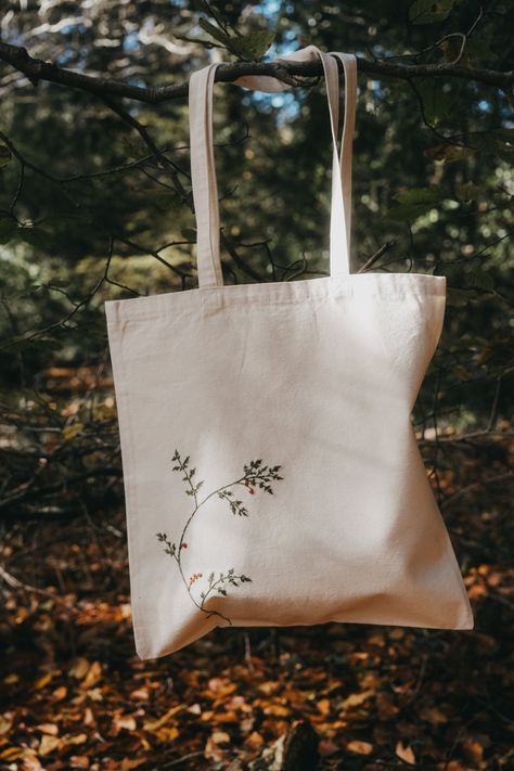 Hand embroidered cotton tote bag, inspired by our love for the natural world 🌻 Natural cotton canvas, 8oz with long handles. 36x39cm These bags were handcrafted with love and each one is unique, they should be treated gently and with care to make them last as long as possible ❤️ Fully compostable when the time comes to hang up your bag ✨ Designed and hand stitched by Emily and Beth 🌿 Margaret has a delicate tomato vine pattern 🍅 Tomato Vine, Flowers Tote, Vine Pattern, Alfred Stieglitz, Brown Tote Bag, Embroidered Tote Bag, White Tote Bag, Embroidered Tote, Beige Bag