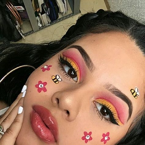 Varias ideias de Maquiagem - Estilo Próprio by Sir Varias ideias de Maquiagem Yellow And Pink Makeup, Bee Makeup, Fantasy Make-up, Make Up Designs, Look Grunge, Indie Makeup, Face Art Makeup, Beauty Make-up, Makijaż Smokey Eye