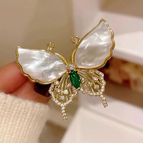 Beautiful White And Gold Butterfly Brooch. New With Tags. Rhinestone Rose, Brooch Men, Rhinestone Bow, Heart Brooch, Brooch Jewelry, Jewelry Pins, Butterfly Brooch, Pearl Brooch, Birthday Jewelry Gift