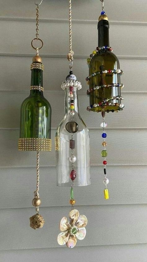 Wine Bottle Chimes, Bottle Chimes, Carillons Diy, Wine Bottle Wind Chimes, Old Wine Bottles, Wind Chimes Craft, Glass Bottle Diy, Bottle Ideas, Diy Glass Bottle Crafts