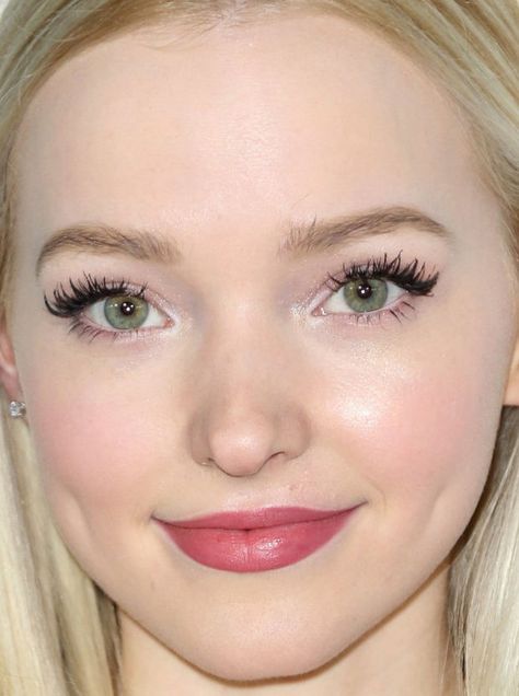 Close-up of Dove Cameron at the 2016 Make-Up Artists and Hair Stylists Guild Awards. Dove Cameron Lips, 2016 Makeup, Dove Cameron Style, Bright Lips, Holland Roden, Smoky Eyes, Makijaż Smokey Eye, Beauty Looks, Hair Stylists