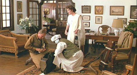 I loved Karen Blixen's house in Out of Africa. The style was simple and exotic at the same time. Out Of Africa Style, Karen Blixen, Colonial Life, British Colonial Decor, Colonial Interior, British India, British Colonial Style, Colonial Design, In And Out Movie