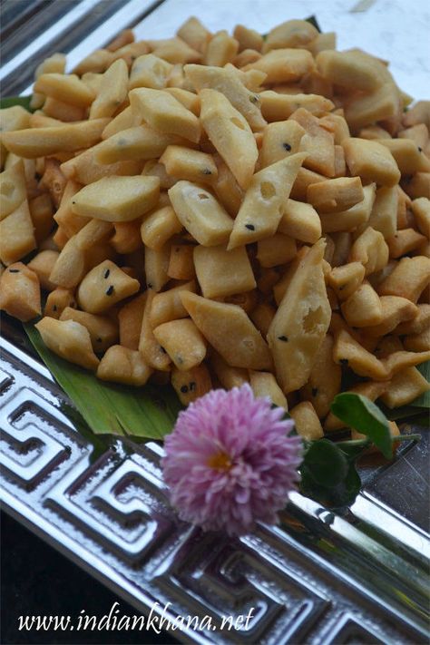 #Vegan flaky, crunchy Namak Para is most popular #diwali   #snack Easy Diwali Sweets, Namak Pare, Vegan Healthy Recipes, Savory Snack Recipes, Holi Recipes, Recipe Pictures, Diwali Recipes, Diwali Snacks, Cut Recipe