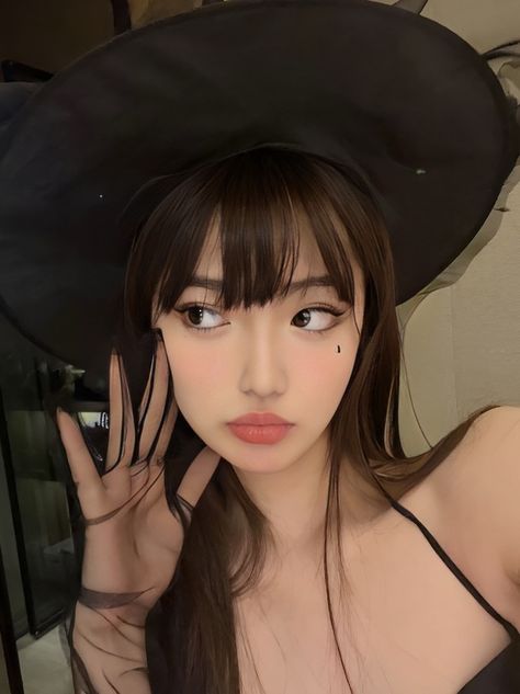 Ulzzang Halloween Costume, Halloween Black Hair Costume, Fotos Halloween Aesthetic, Asian Girl Halloween Costume, Ulzzang Halloween, Asian Halloween Ideas Costumes, Halloween Costumes Korean, Korean Halloween Costumes, Halloween Costumes Asian