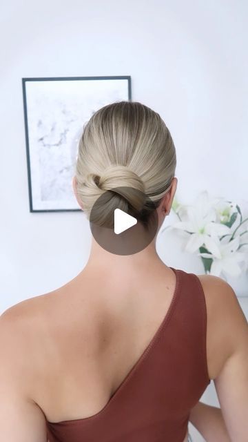 Classic Bun Tutorial, Hair Buns For Wedding, Wedding Guest Bun Hairstyles, Long Hairstyles Bun, Easy Bun For Long Hair, Bun With Donut, Oily Hairstyles, Hair Buns For Medium Hair, Easy Buns For Long Hair