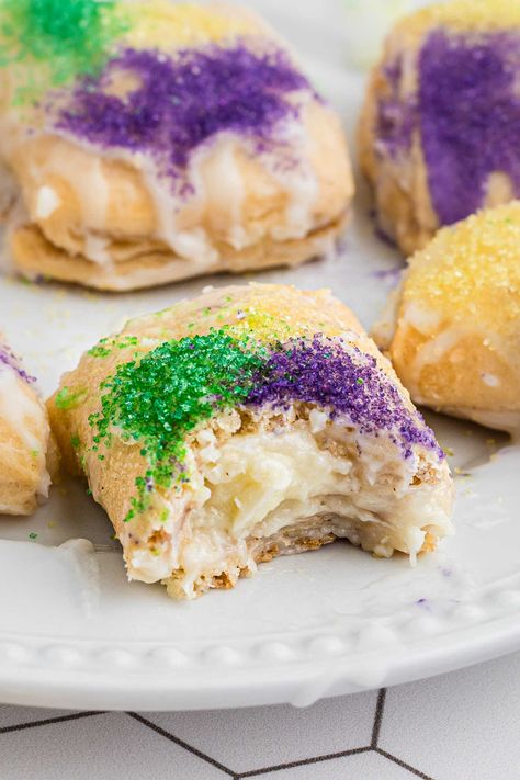 King Cake Bites, New Orleans King Cake, Mardi Gras Cake, King Cakes, King Cake Recipe, Mardi Gras King Cake, Mardi Gras Food, King Food, Cake Bites