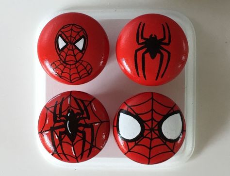 Painted Door Knobs, Hand Painted Door, Rock People, Fete Ideas, Rock Creations, Superhero Spiderman, Superhero Crafts, Happy Stones, Painted Drawers