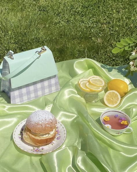 🍰🍋 Bon appétit! 🍋🍰 Clo Vichy pailleté #miyette Mint Green Aesthetic, Picnic Inspiration, Picnic Date, Think Food, Cottagecore Aesthetic, Random Pictures, + Core + Aesthetic, Aesthetic Colors, Pastel Green